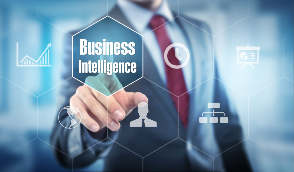 Homme d'affaires touchant les icônes de données et d'analyse Business Intelligence